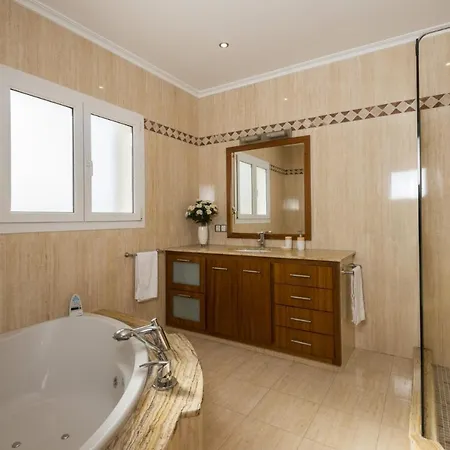 Cala'n Blanes Sleeps 8 With Pool Air Con And Wifi Villa